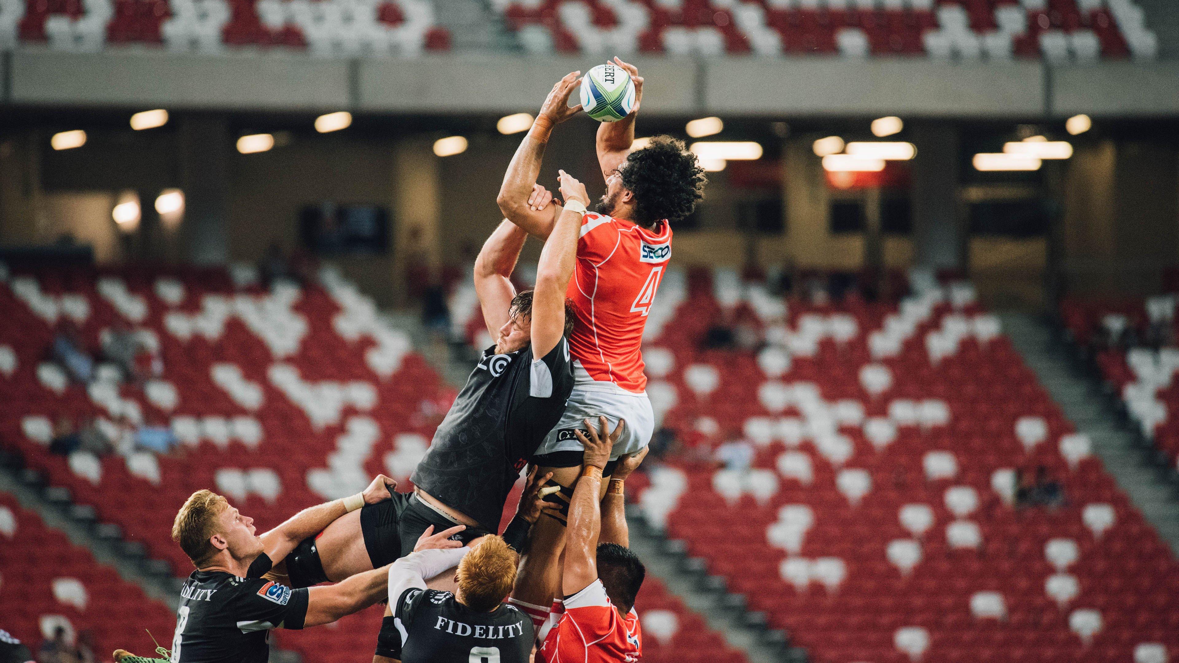 埃莫森正式亮相诺坎普，拉波尔塔盛赞其具巴西伟右潜质