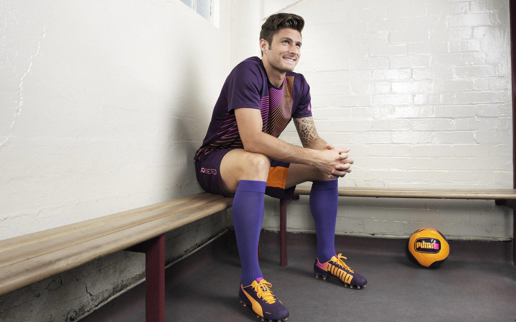 惊天凌空再现！B费神技引爆热议，这一刻你是否想起范佩西的传奇？